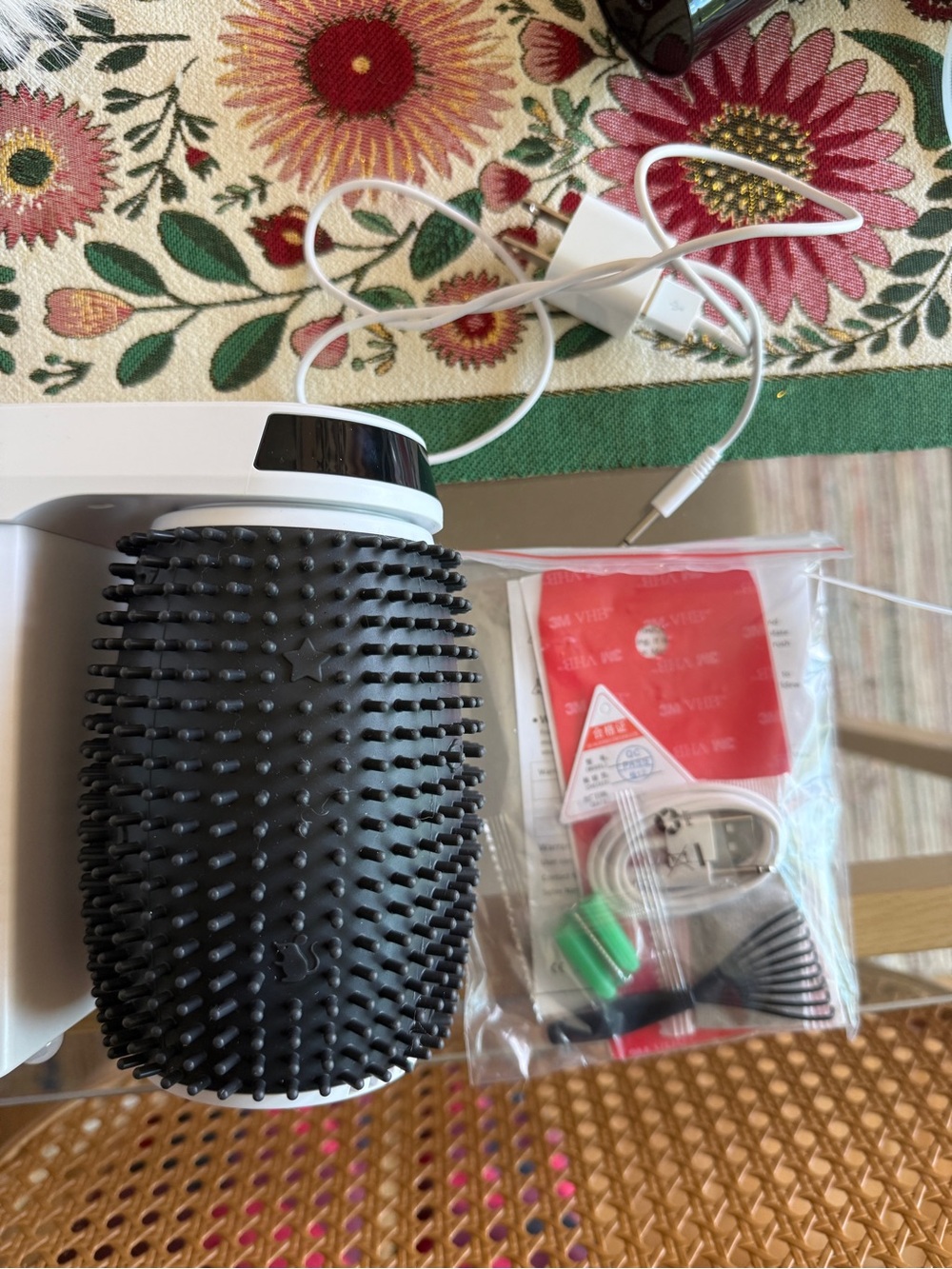 Self-Grooming Cat Brush - Black - Picture 2 of 4